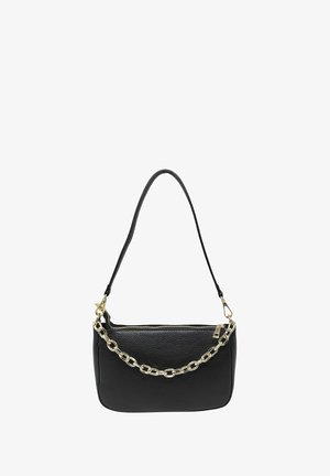 Bolso de mano de piel negra con una textura suave, que presenta un acento de cadena dorada y una correa para el hombro. Cierre de cremallera en la parte superior.
