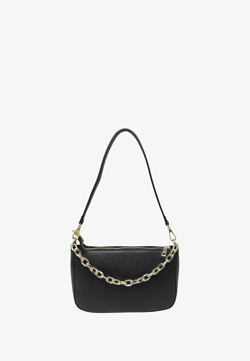 Svart läderhandväska med en slät yta, som har en guldkedjeaccent och en axelrem. Dragkedjestängning upptill.