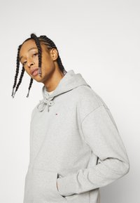 Tommy Jeans BASKETBALL HOODIE - Bluză de molton - silver grey