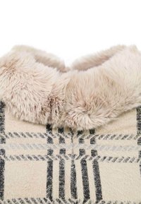 Tessuto a quadri in beige e nero con colletto in finta pelliccia leggera. La texture è morbida, caratterizzata da un classico motivo a scacchi con linee contrastanti.