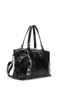 Sac à main en cuir noir avec une finition brillante, double poignées, bandoulière réglable, poche zippée à l'avant et détail de logo subtil.