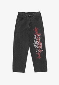 Svarta jeans i denim med lös passform, med vit och röd grafisk text på vänstra benet. Klassisk femficksdesign med bältesömmar.