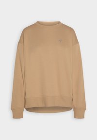 Sudadera marrón con cuello redondo, diseño de hombros caídos, puños y dobladillo de canalé, con un pequeño logo en el pecho. Textura suave.