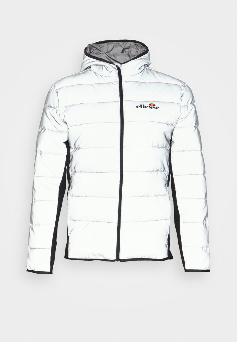 Veste matelassée blanche avec capuche, fermeture éclair noire et panneaux latéraux noirs, arborant le logo Ellesse sur la poitrine.