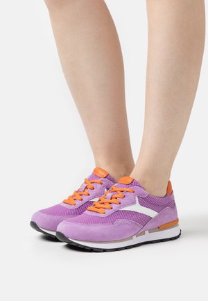 Sneakers in rete e suede viola con lacci e dettagli arancioni. Presentano un logo bianco del marchio, collo imbottito e suola in gomma nera.