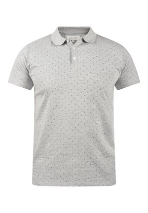 Polo grigio con colletto, caratterizzato da piccoli motivi geometrici blu scuro. Realizzato in un tessuto morbido, progettato per un abbigliamento informale.