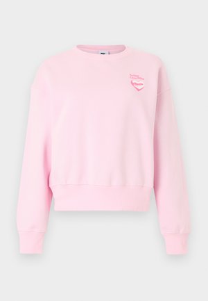 Hele-roosa Nike pusa soonikääride ja parapõhjaga, millel on vasakul ülalt väike roosa süda ja tekst "To:You Love:Nike".