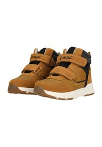 Brune ruskind og sorte materialer ankelstøvler med to Velcro-remme, en sort mesh-detalje og en hvid mellemsål, som har en tekstureret sål.
