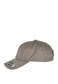 Reguleeritav beež baseball müts kumerate äärega, kuue ventilatsiooniava ja ringikujulise sildiga, kus on brändi detailid äärel.