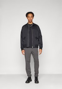 AllSaints UNDERGROUND - Tepláky - shaded grey