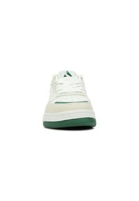 Sneaker bianche e verdi con tomaia in pelle liscia, dettagli in camoscio, punta perforata e suola in gomma spessa. I lacci sono bianchi.