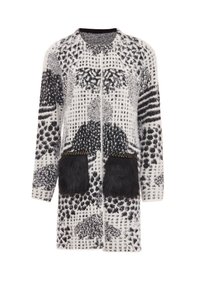 Pletený kardigan s černobílými vzory, s kapsami z umělé kožešiny a akcenty zlatého šití, otevřený přední design a dlouhé rukávy.