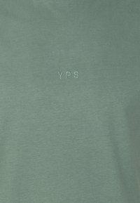 YOUNG POETS DAYLEN LOGO - T-shirt básica - dark sage