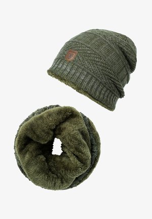 Strickmütze in Olivgrün mit einem strukturierten Design und Lederpatch; passender weicher, flauschiger Infinity-Schal mit glatter Oberfläche und kreisförmiger Form.