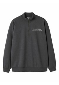 Sweat-shirt à capuche gris foncé avec une fermeture éclair au quart et un texte blanc sur le côté gauche de la poitrine indiquant "Porte d'Auteuil" ainsi que des coordonnées géographiques.