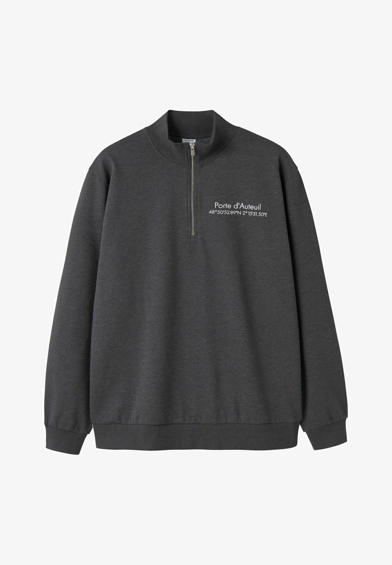 Sweat-shirt à capuche gris foncé avec une fermeture éclair au quart et un texte blanc sur le côté gauche de la poitrine indiquant "Porte d'Auteuil" ainsi que des coordonnées géographiques.