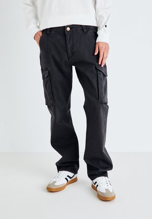 Schwarze Cargo-Hosen aus Baumwolle mit lockerer Passform, ausgestattet mit zwei Seitentaschen, einem Knopfverschluss und einer dezenten, ausgewaschenen Textur.
