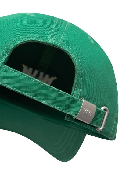Πράσινο καπέλο του μπέιζμπολ κατασκευασμένο από βαμβακερό τουίλ. Διαθέτει κυρτό γείσο, ρυθμιζόμενο λουράκι με μεταλλικό κούμπωμα και διακριτικές ραφές.