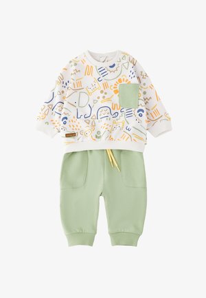 Completo per bambino con maglietta bianca a maniche lunghe con disegni colorati di animali e taschino verde sul petto, abbinato a pantaloni verde chiaro con tasche frontali.