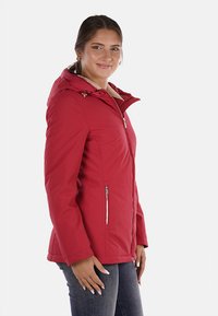 Giacca impermeabile rossa con cappuccio, chiusura frontale zip e tasche laterali. Texture liscia e design aderente, adatta per un abbigliamento casual.