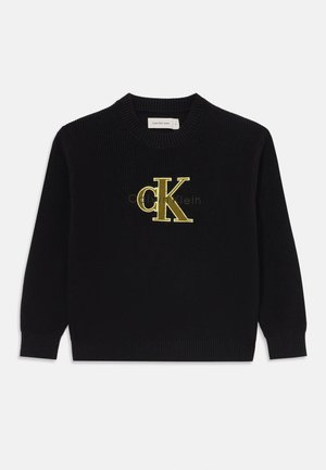 Maglione nero a maglia con texture a costine, presenta un prominente logo "CK" ricamato in oro sul davanti. Collo a giro e maniche lunghe.