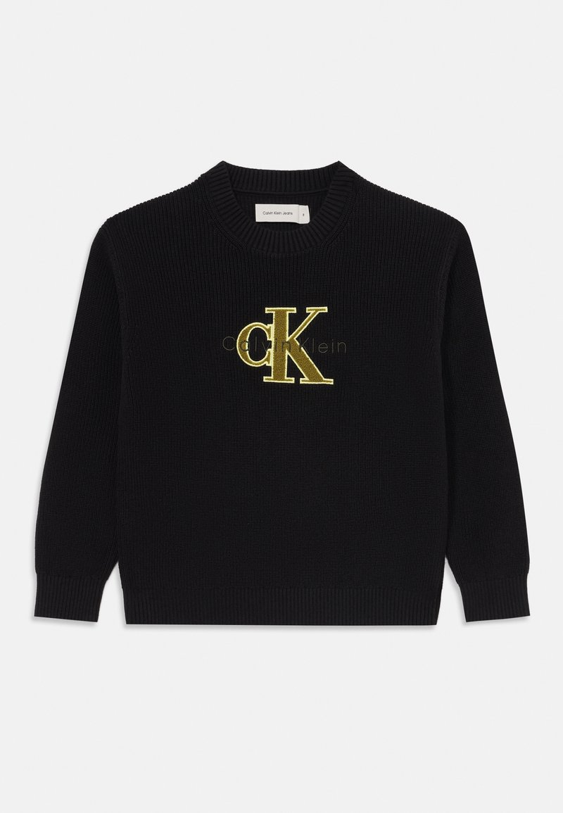 Črna pletena pulover z rebrasto teksturo ima poudarjen zlat vezen "CK" logotip na sprednji strani. Ima okroglo ovratnik in dolge rokave.