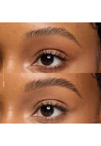 Gros plans d'un œil marron et d'un sourcil avant et après toilettage, montrant des sourcils plus fournis et dessinés sur l'image après.