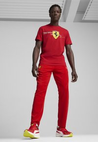 Puma SCUDERIA FERRARI HYPNOTIC  - Zapatillas - rosso corsa- white-speed yellow