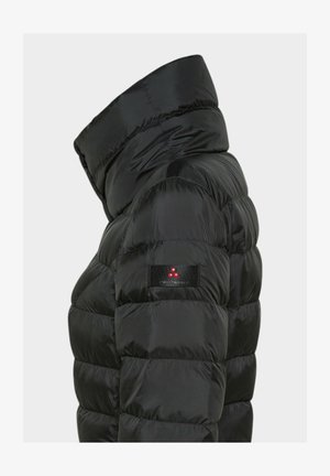 Zwarte gewatteerde jas met hoge kraag, doorgestikte textuur en een geborduurd merkembleem op de mouw met rode accenten. Strak en gestroomlijnd ontwerp.