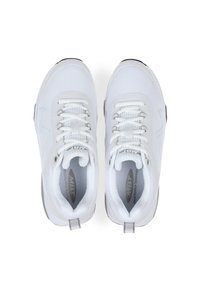 Zapatillas blancas con una parte superior de malla texturizada, cordones y cuellos acolchados. Presentan un acento gris en la suela y una lengüeta en el talón.
