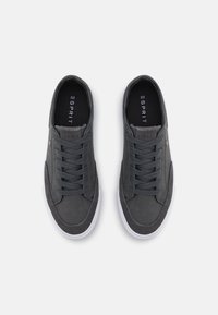 Grå kanvas sneakers med en slät finish, med rund tå, platta snörningar och vit gummisula. Märkesnamnet "Esprit" på innersulorna.