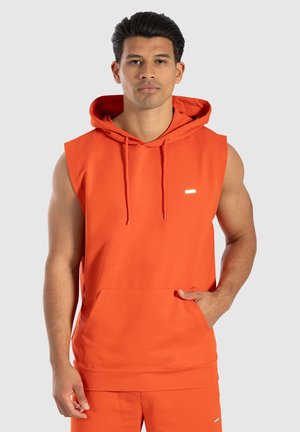 Mandens ærmeløse hættetrøje i klar orange, lavet af en bomuldsblanding, med en lomme foran og et reflekterende logo på brystet.