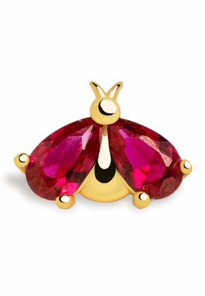 Broche en forme de coccinelle dorée avec deux grandes ailes en pierres précieuses rouges facettées et petits détails sertis de griffes sur fond blanc.