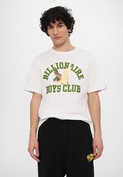 Λευκή βαμβακερή μπλούζα T-shirt με γραφικό σχέδιο που απεικονίζει μία πετώντας πάπια και το κείμενο "Billionaire Boys Club" σε πράσινα και κίτρινα χρώματα.