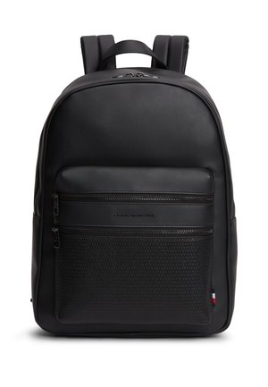 Sort læderrygsæk med to frontlommer med lynlås og polstrede skulderremme, der har subtilt logo og tekstureret nederste lomme.