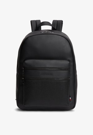 Mochila de cuero negro con dos compartimentos frontales con cremalleras y correas de hombro acolchadas, con una sutil marca y un bolsillo inferior texturizado.