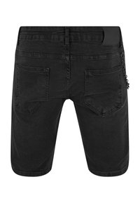 Shorts in denim nero con una texture liscia, caratterizzati da un classico design a cinque tasche, un'etichetta nera sul retro e un dettaglio a catena sul lato.