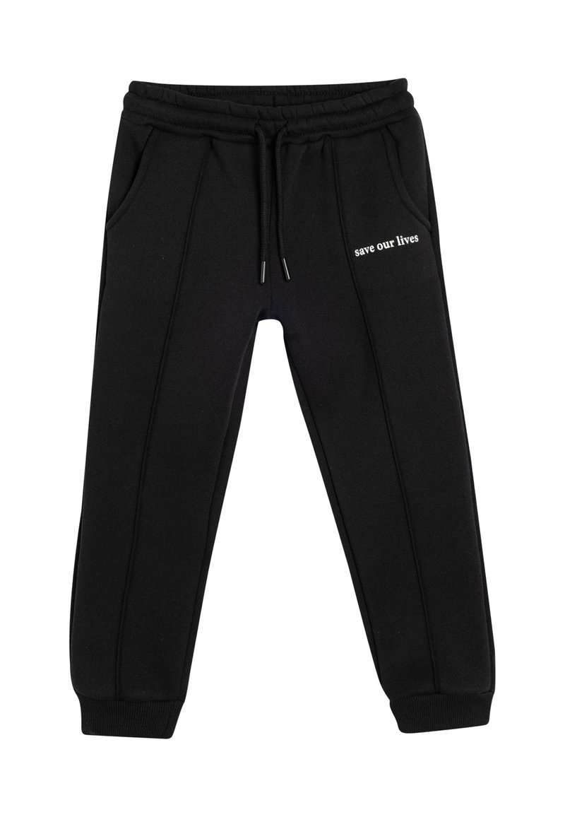 Sorte sweatpants med snørremidje, to sidelommer og hvid tekst "red vores liv" på venstre ben. Glat stof og ribbede manchetter.
