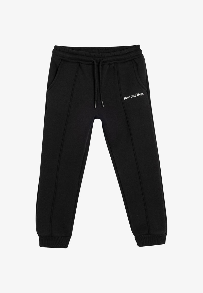 Schwarze Jogginghose mit Kordelzugbund, zwei Seitentaschen und weißem Text "save our lives" am linken Bein. Glattes Material und gerippte Bündchen.
