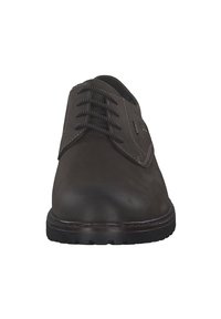 Zapato de vestir de cuero marrón con una textura suave, cordones prominentes y punta redondeada. Suela de goma negra con un dibujo para agarre.