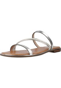 Sandalias planas plateadas con correas metálicas cruzadas, suela lisa y planta de cuero natural, con un diseño minimalista y acentos delgados.