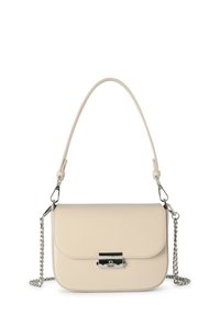 Sac à main en cuir beige avec une texture lisse, doté d'une fermeture à clip en métal argenté, d'une bandoulière enchaînable et d'un design minimaliste.