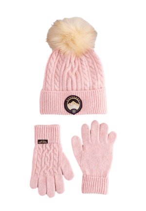 Vaaleanpunainen neulottu talvihattu, jossa beige tupsu, sekä siihen sopivat hanskat. Molemmissa on Superdry-merkkiset laput ja palmikkoneulekuvio.