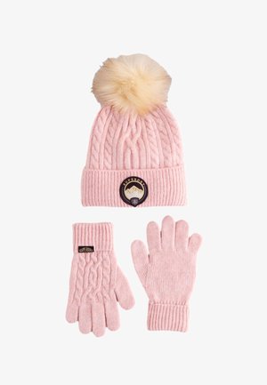 Cappello invernale lavorato a maglia rosa con pon pon beige e guanti abbinati, entrambi con etichette del marchio Superdry e motivo a trecce.