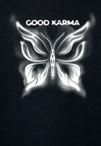 Mustam kangas valge liblika graafikuga. Tekst "HEA KARMA" asub liblika kohal, kujutatud julgete, stiliseeritud tähtedega.