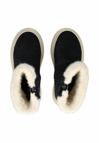 Botas de tobillo de ante negro con forro de pelo sintético crema, suela de goma y diseño minimalista. Cuenta con una cremallera lateral para un fácil uso.