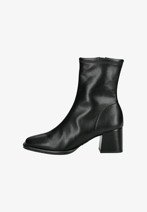 Schwarzer Knöchelstiefel aus glattem Leder, mit runder Zehenpartie und einem klobigen Absatz. Das Design beinhaltet einen Reißverschluss auf der Rückseite.