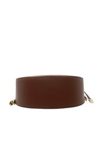 Borsa a tracolla in pelle marrone con finitura liscia, forma arrotondata, dettagli in metallo dorato e una cinghia laterale per un facile trasporto.