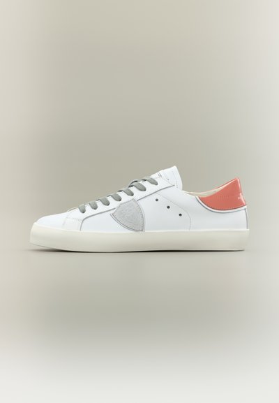Baskets en cuir blanc avec lacets gris, accent texturé gris et languette de talon corail. Dotées d'un bout rond et d'un design minimaliste.