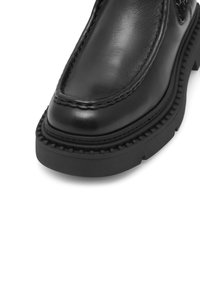 Čierna kožená členková boot s prešitým zvrškom, zaoblenou špičkou a pevnou gumovou podrážkou so štruktúrovaným okrajom pre lepšiu priľnavosť.